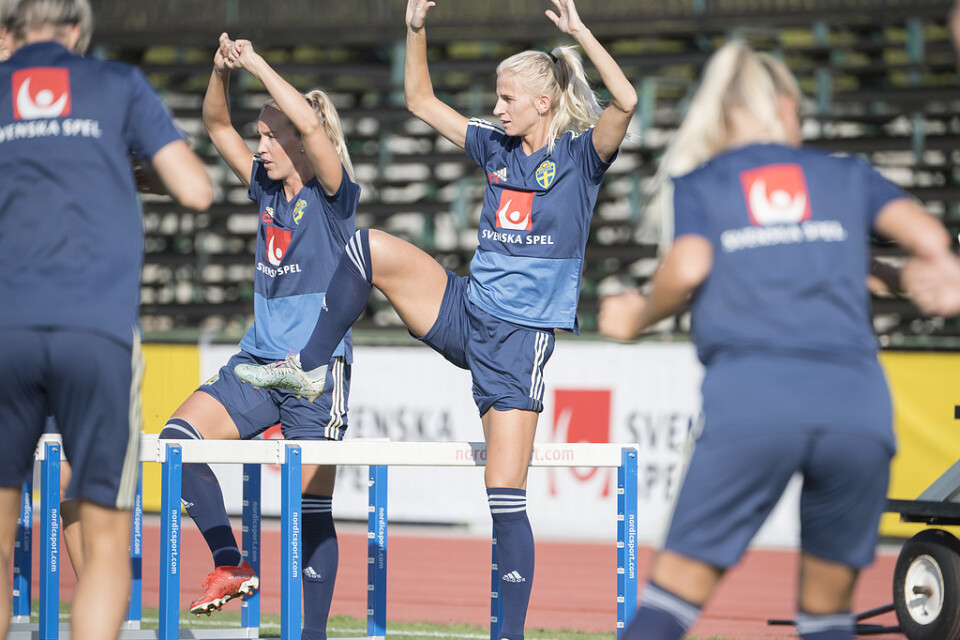 Sofia Jakobsson under måndagens träning med fotbollslandslaget på Gutavallen i Visby.