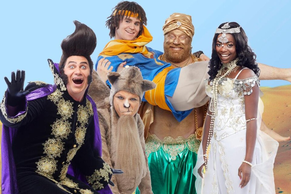 Markoolio, Kim Sulocki, Claes Malmberg, Charlie Grönvall och Renaida Braun spelar rollerna i familjemusikalen "Äventyret Aladdin". Pressbild.