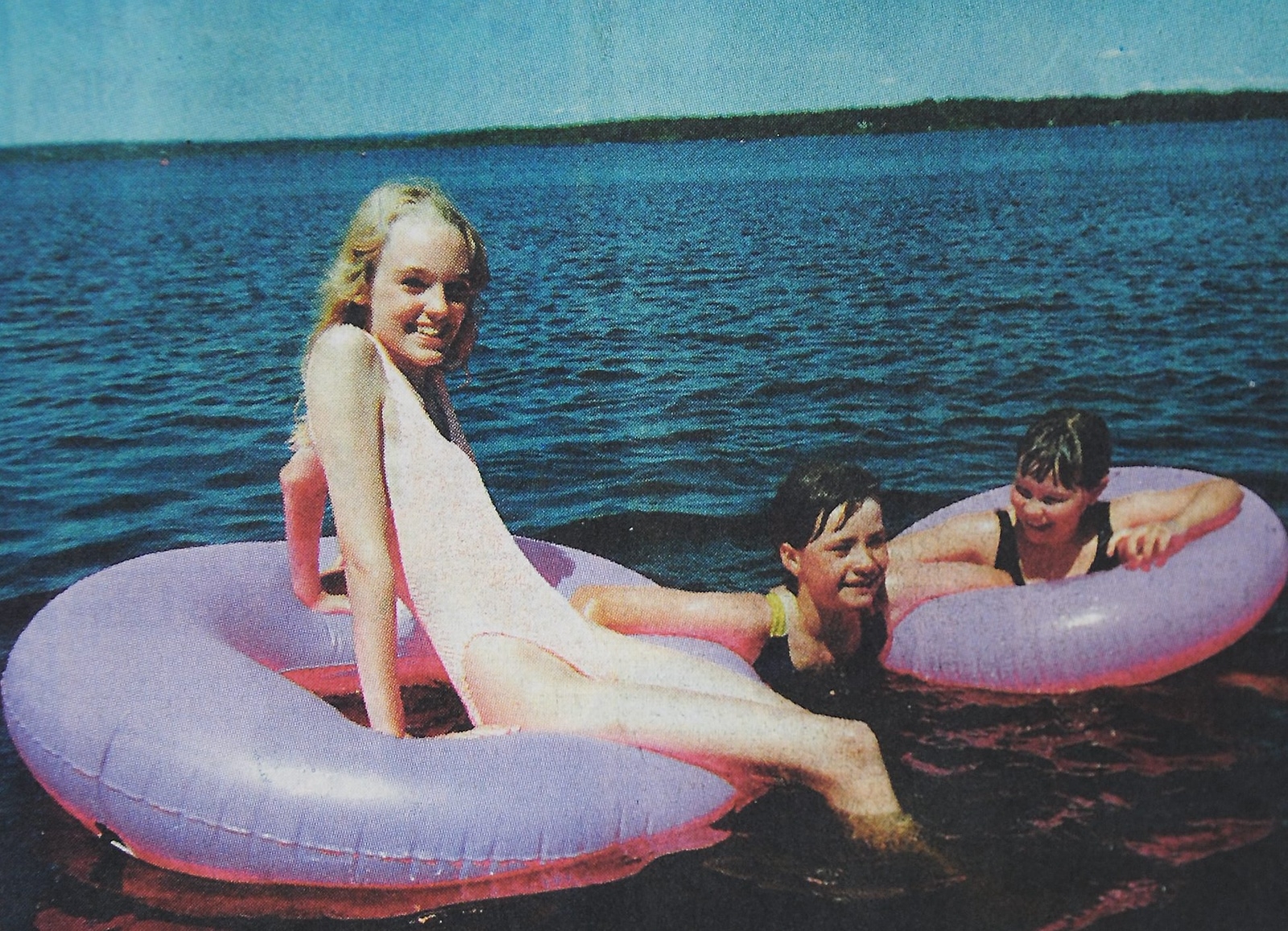 Ida, Emma och Lina njuter av att bada i Finjasjön. 
Arkiv: Gugge Nilsson
