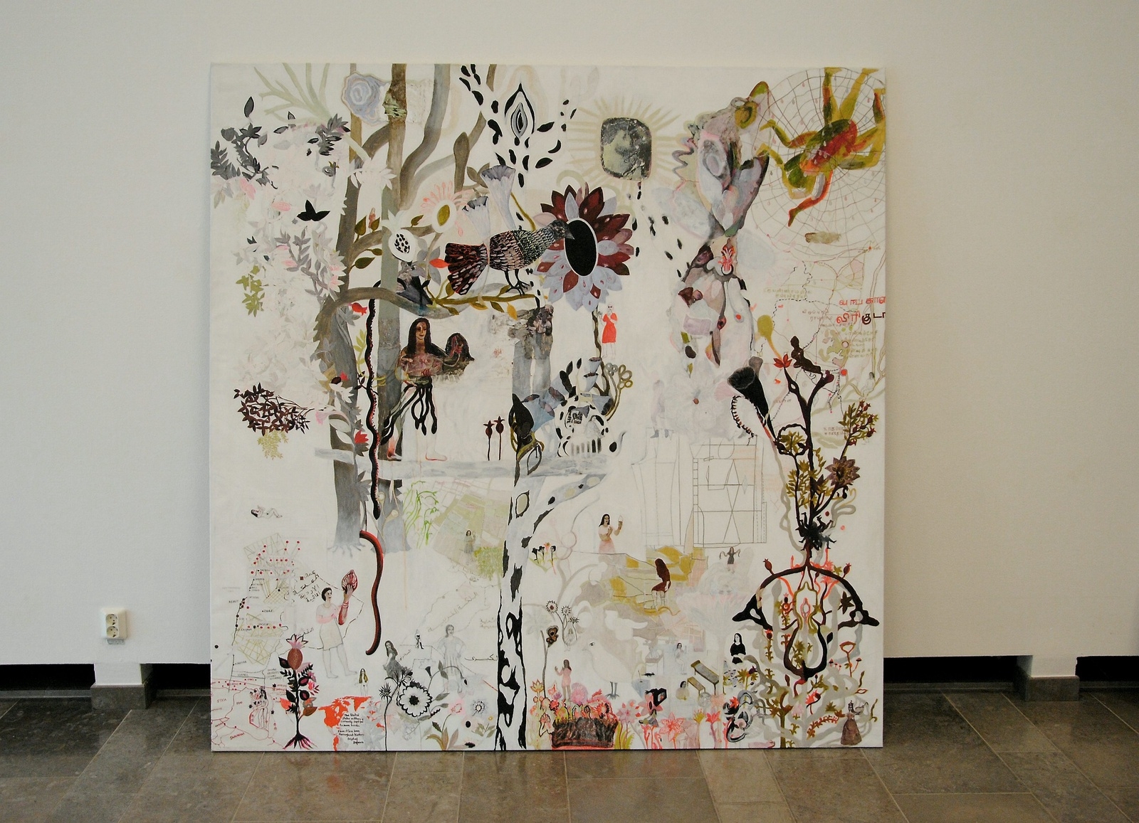 Tamara de Laval hänger tavlor i utställningshallen i Hässleholm Kulturhus