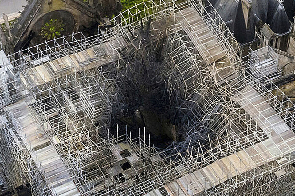 Här stod en gång katedralen Notre-Dames berömda spira. Efter branden i april kvarstår bara byggställningar som nu ska monteras ned. Arkivbild.