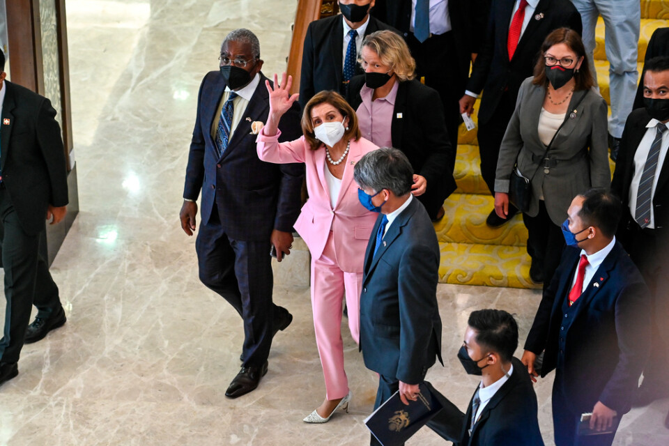 Nancy Pelosi vid en rundtur i parlamentsbyggnaden i Malaysias huvudstad Kuala Lumpur på tisdagen. Talmannen i USA:s representanthus är på en Asienturné, där hon enligt uppgifter även kommer att besöka Taiwan.