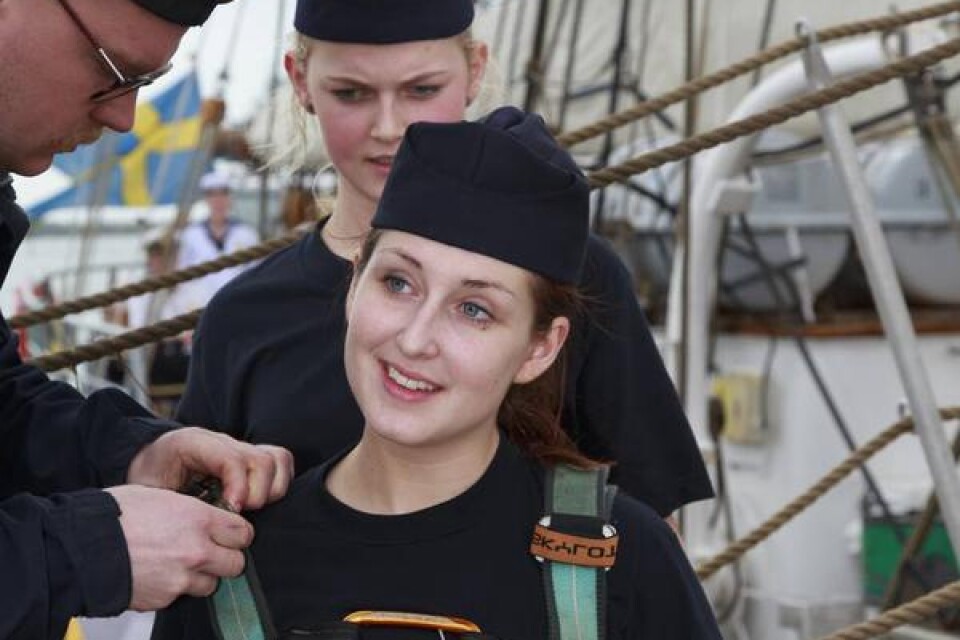 Skeppare Jonas Siwe ser till att Växjötjejen Amanda Köhlers säkerhetssele sitter som den ska innan hon beger sig upp i masten. Ida Forsberg från Göteborg avvaktar i väntan på sin tur.