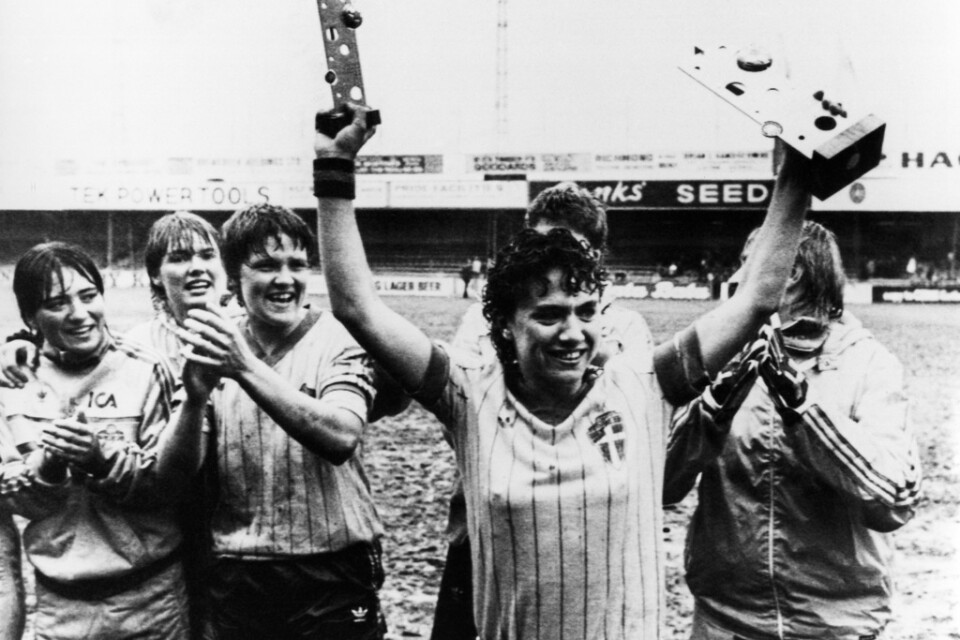 Pia Sundhage, trea från vänster, firade EM-guldet 1984 i Luton, England, tillsammans med bland andra Sveriges lagkapten Anette Börjesson, i mitten. Arkivbild.