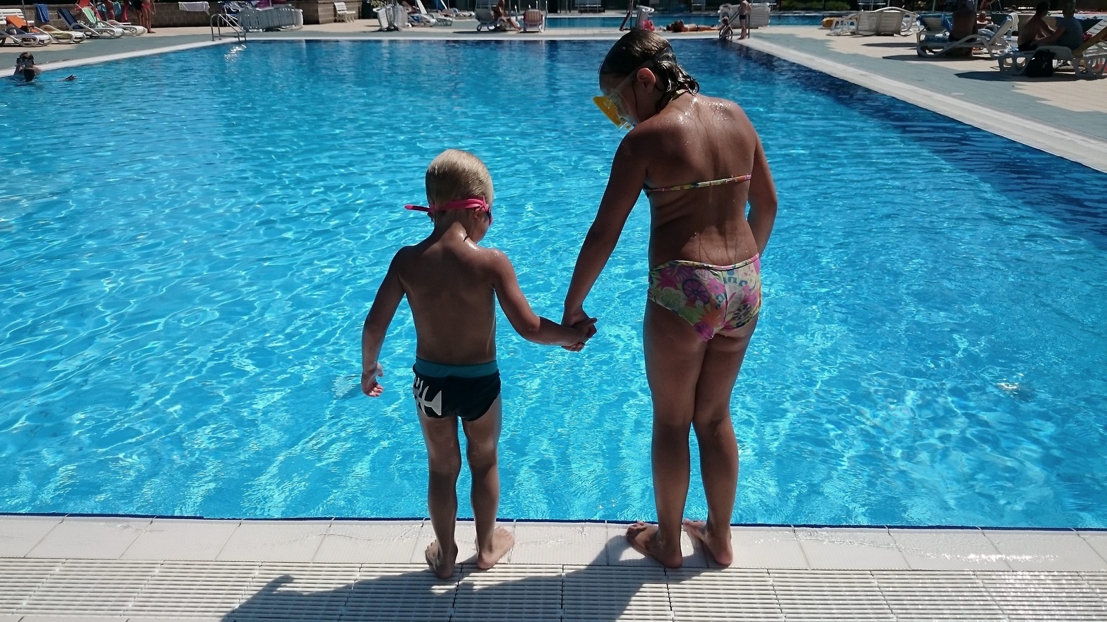 Fyraårige Zacke Petersen och hans storasyster Tekla ska precis hoppa i poolen i Italien. Bilden är tagen av mamma Camilla Petersen, Lönsboda.