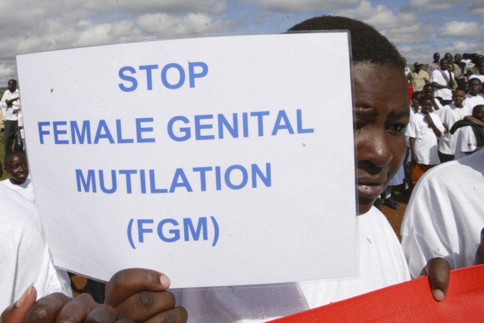 En flicka protesterar mot kvinnlig könsstympning. Arkivbild
