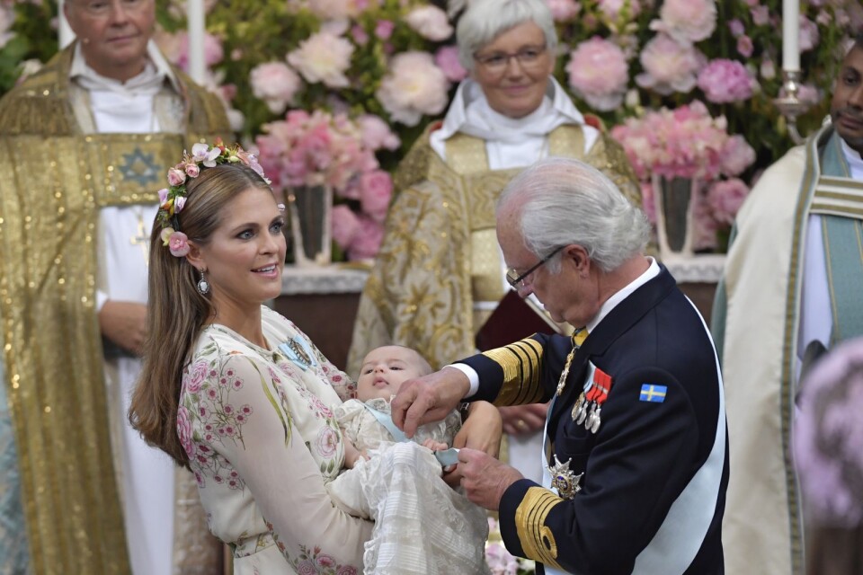 Prinsessan Madeleine håller prinsessan Andrienne under dopgudstjänsten.