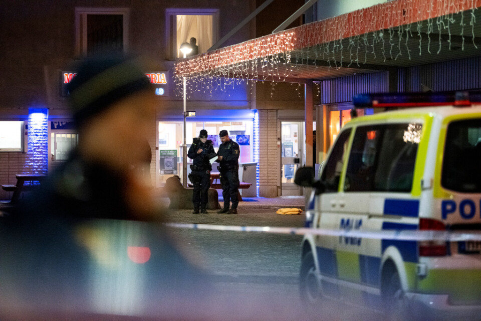 Polisavspärrningar vid mordplatsen i Skogås centrum söder om Stockholm den 28 januari i år.