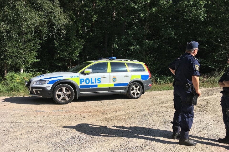Polis bevakar området kring olycksplatsen. Bild från Blekinge Läns Tidning.