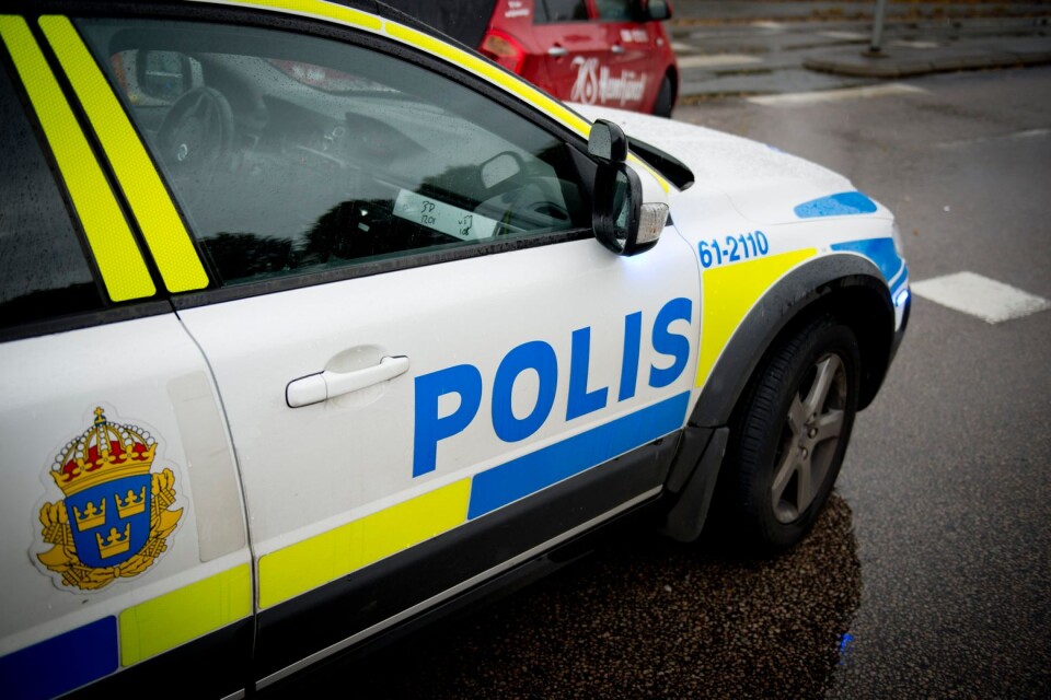 En man från Trelleborg åtalas nu misstänkt för att ha hotat att skjuta två poliser i samband med ett omhändertagande.