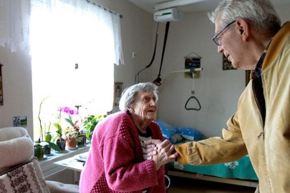 Svea Andersson, 92, har flyttat till Ankaret efter flera års kamp för en plats i särskilt boende. Grannen och vännen Stig Söderberg har hjälpt henne genom hela överklagandeprocessen.