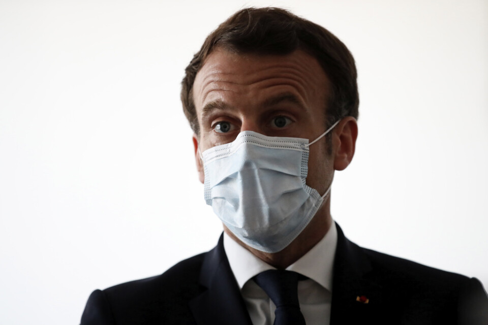 Frankrikes president Emmanuel Macron bakom masken.