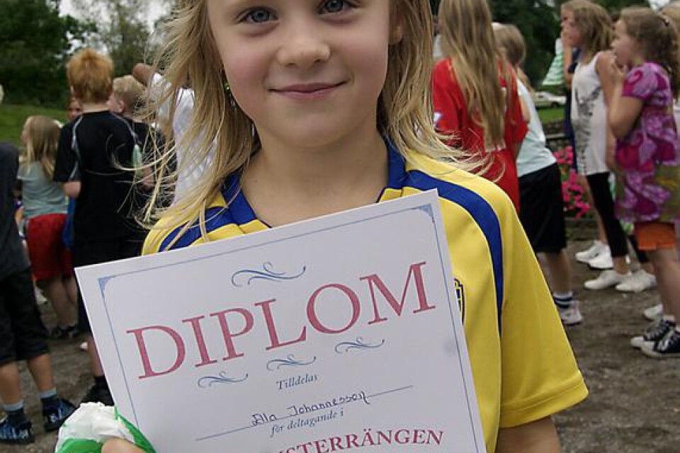 6-åriga Ella Johannesson och alla andra deltagare fick bland annat ett diplom efter målgången.