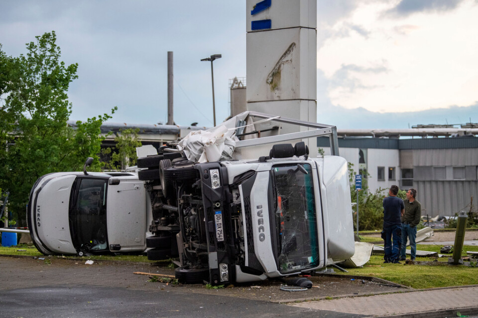 Två lastbilar som vält när tornadon drog in över Paderborn i västra Tyskland.