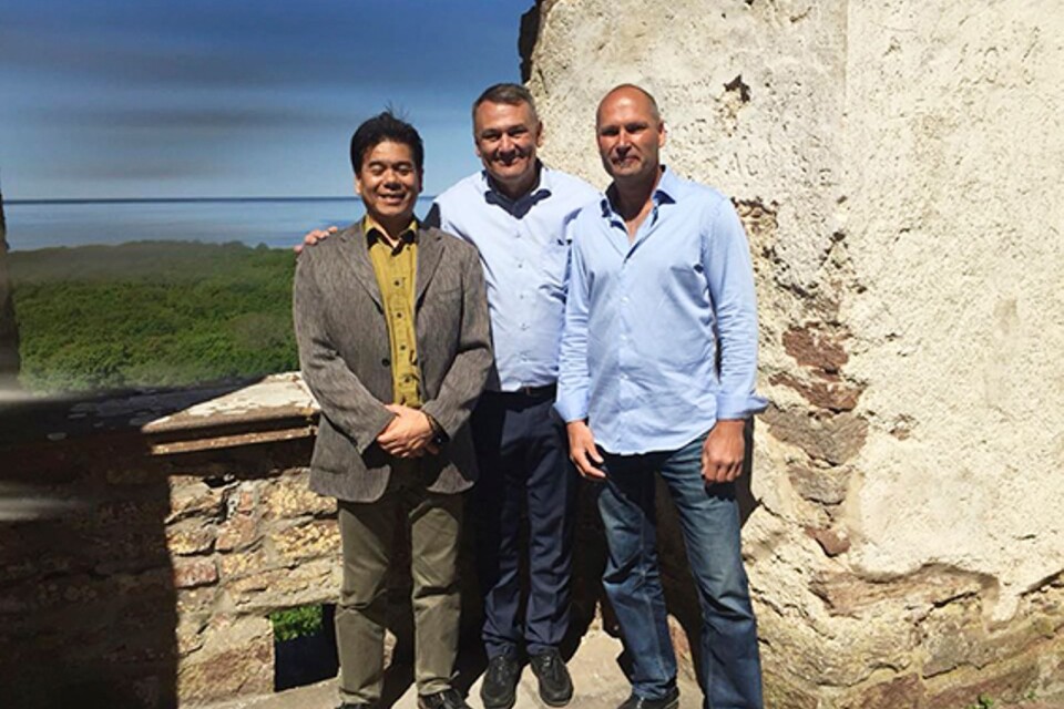 Vincent Yap, Ilko Corkovic och Jan Suominen på Borgholms slott.