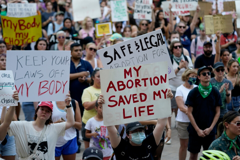 Demonstranter i Austin Texas efter det att den vägledande domen som garanterade amerikanska kvinnor fria aborter revs upp för drygt ett år sedan. Arkivbild.