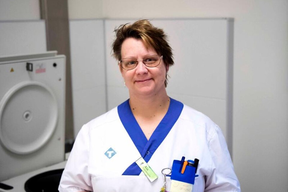 När hon inte skriver kusliga thrillers arbetar Åsa Persson som undersköterska på provmottagningen för Klinisk Kemi på Blekingesjukhuset i Karlskrona.