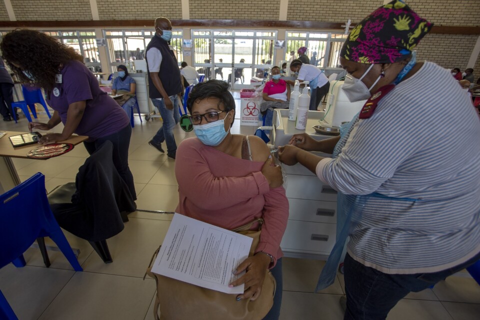 Sjuksköterskan Sinkameng Moilwa vaccineras med en dos av Johnson & Johnsons vaccin på ett sjukhus i Johannesburg. Arkivbild.