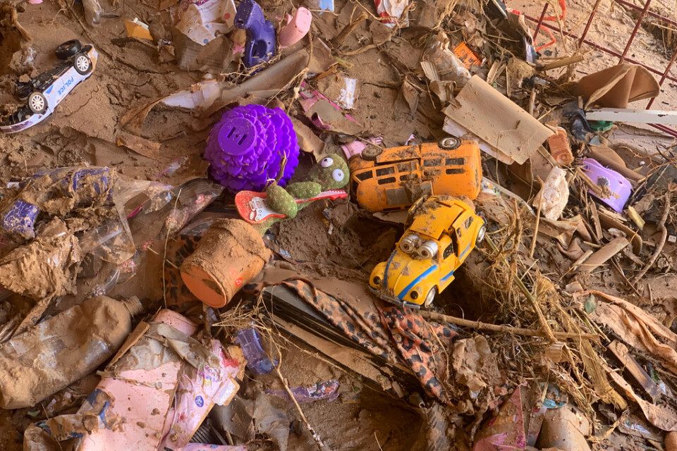 Leksaker som hittats utanför ett förstört hus i den svårt översvämningsdrabbade staden Darnah i Libyen.
