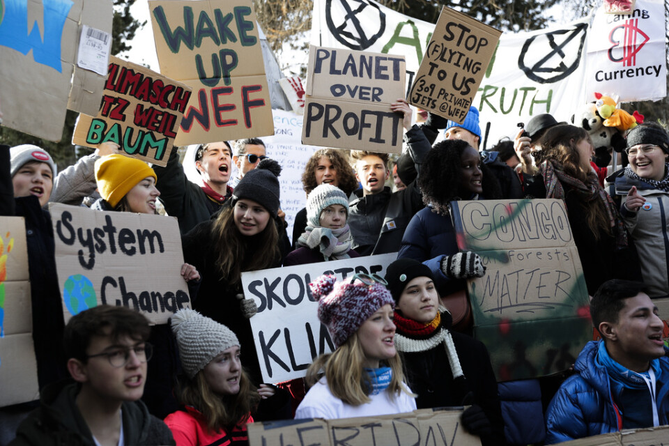 Greta Thunberg och Fridays for future-aktivister demonstrerade i Davos på fredagen.