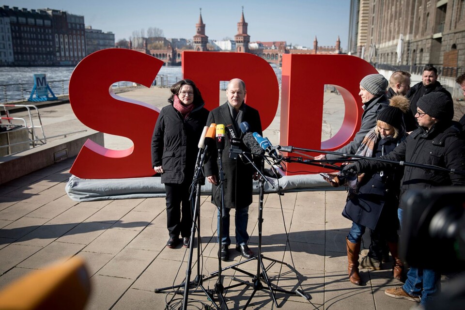Socialdemokratiska SPD:s ledare meddelade på söndagsförmiddagen i Berlin resultatet av medlemsomröstningen. Till vänster Andreas Nahles, gruppledare i Bundestag, och till höger tillförordnade partiledaren och borgmästaren i Hamburg Olaf Scholz.