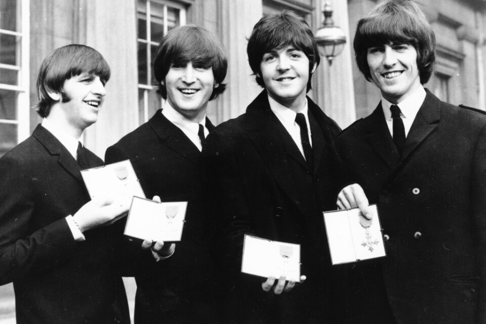 Ringo Starr, John Lennon, Paul McCartney och George Harrison vid Buckingham Palace i London 1965.