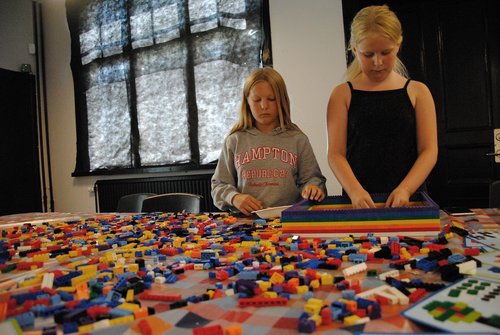 Ida Munch 10 år och Vilma Hanssen 9 år bygger legohus.