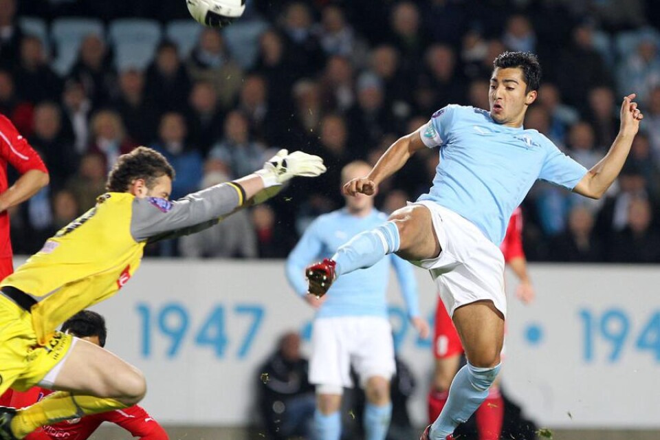 Malmö FF:s Jiloman Hamad skapade matchens första vassa målchans, men hans lobb landade på nättaket.