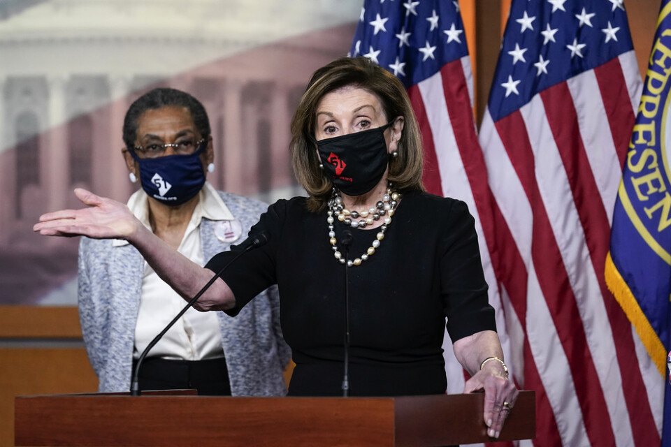 Representanthusets demokratiska talaman Nancy Pelosi. Snett bakom henne syns partikamraten Eleanor Holmes-Norton från huvudstadsområdet Washington DC.