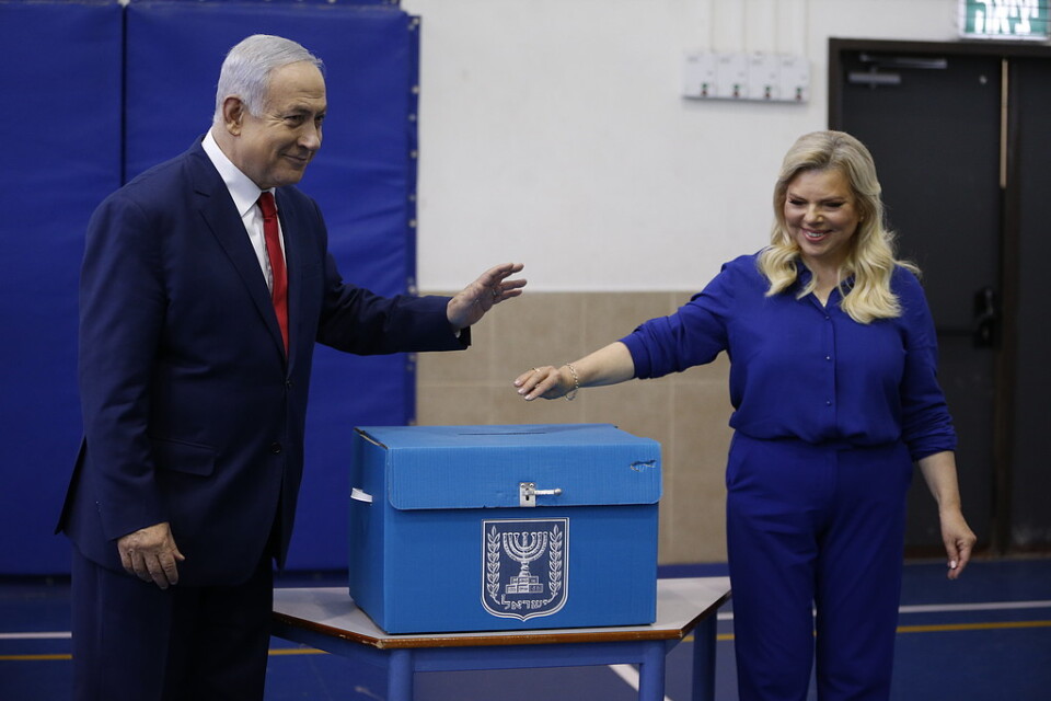 Sara Netanyahu, som här röstar med sin make premiärministern, har nått en förlikning i ett uppmärksammat bedrägerifall. Arkivbild från den israeliska valdagen den 9 april.