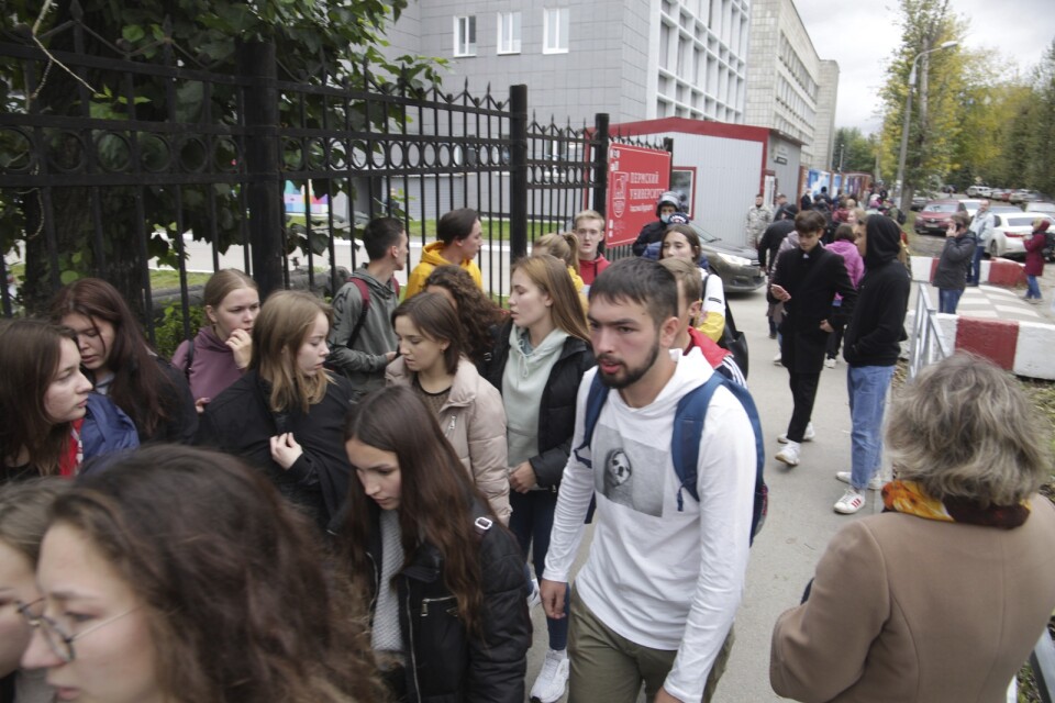 Studenter samlas utanför universitetet i Perm, där en skottlossning ägt rum under måndagen.