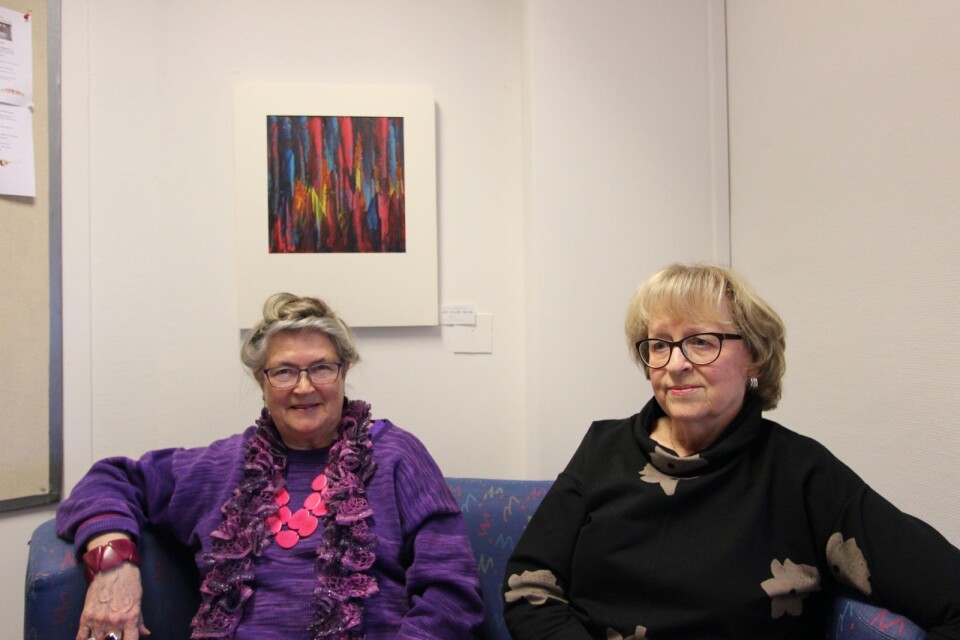 Inga Johnsson och Rose-Marie Jonasson vid ett av den förstnämndas verk vid ingången till Seniorernas hus i Karlshamn. Utställningen öppnade redan i veckan som gick.