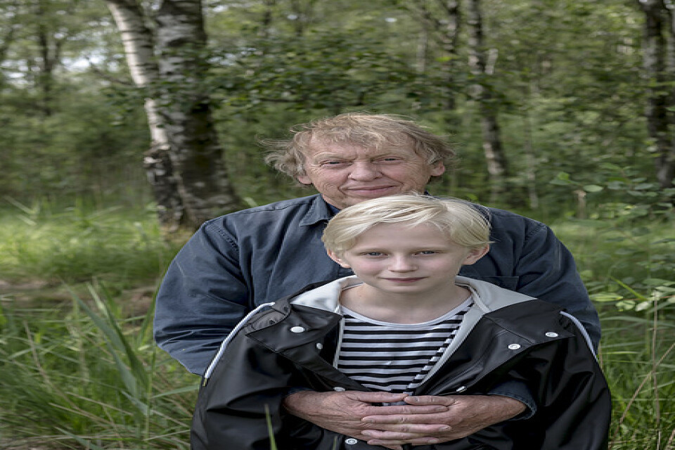Sune (Elis Gerdt) får sällskap av sin morfar (Tomas von Brömssen) i den nya Sune-filmen.