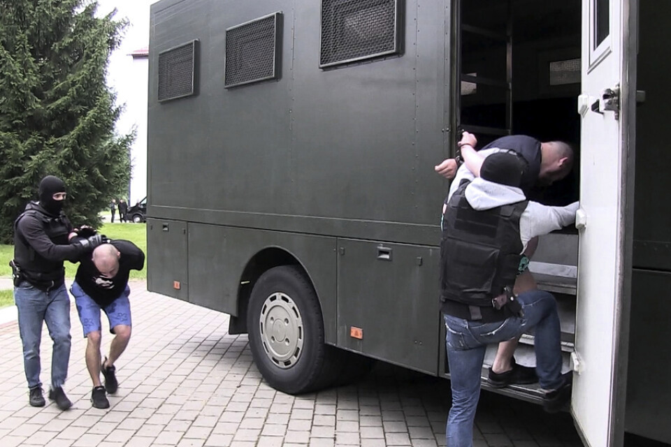 Belarusiska säkerhetsstyrkor grep mer än 30 personer som misstänks arbeta för ett ryskt säkerhetsföretag. Nu vill Ukraina att 28 av dem utlämnas eftersom de misstänks ha deltagit i strider i östra Ukraina.