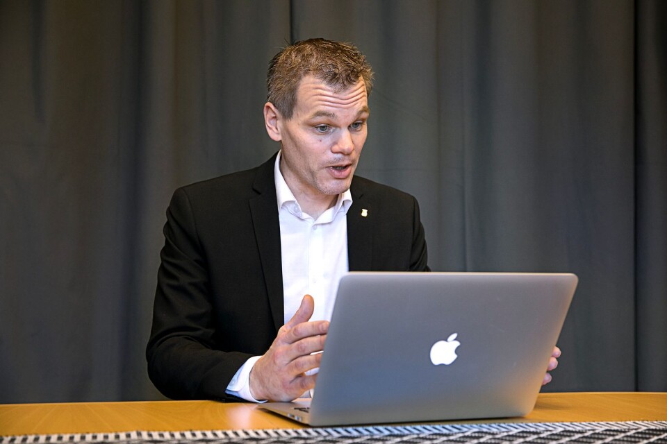 Socialdemokraterna vill inrätta en lokal skolkommission. Kommunalrådet Andreas Erlandsson anser att en kommission behövs då skolan blivit alltför politiserad, enligt honom.