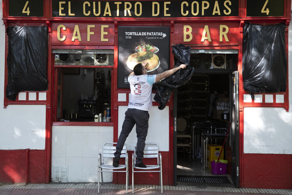 Ett café i den spanska huvudstaden Madrid förbereder sig för att återigen ta emot kunder, något som kommer att tillåtas från och med början av nästa vecka. Arkivbild.