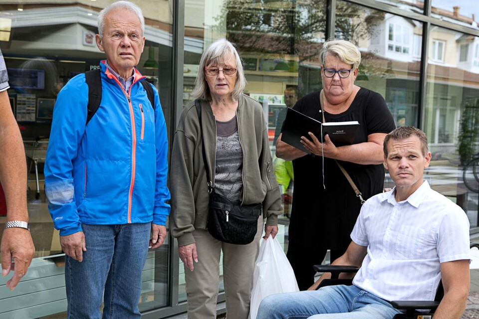 Bo Malm, Gunnel Nilsson och Birgitta Erlandsson följde kommunalrådet Andreas Erlandsson (S) när han tog sig genom i centrum i rullstol.
