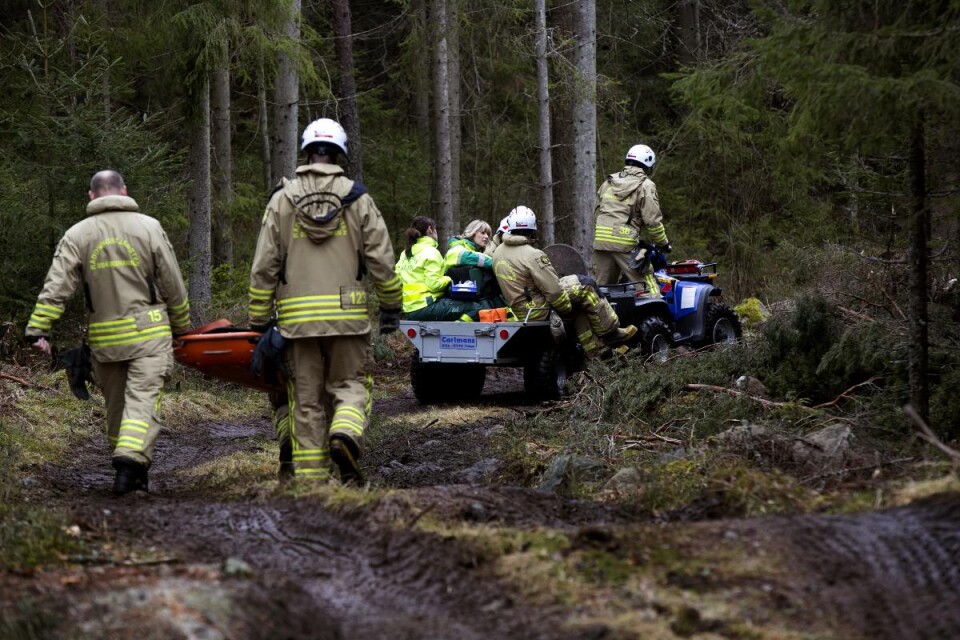 Räddningstjänsten hade god användning av sin fyrhjuling när den fastklämda mannen skulle transporteras vidare till den väntande ambulansen. Foto: Per Hammenvik