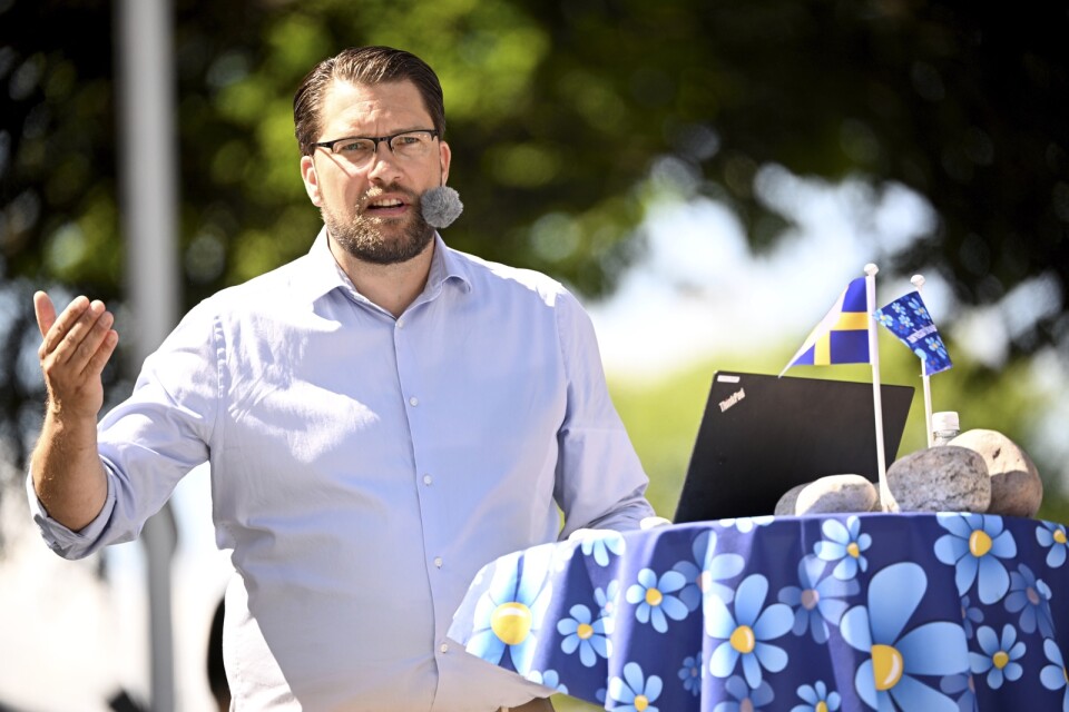 Helmuth Petersén (SD) svarar på Stojkov Radojkas frågor om varför så många från partiet åkte till Almedalen. På bilden partiledaren Jimmy Åkesson.