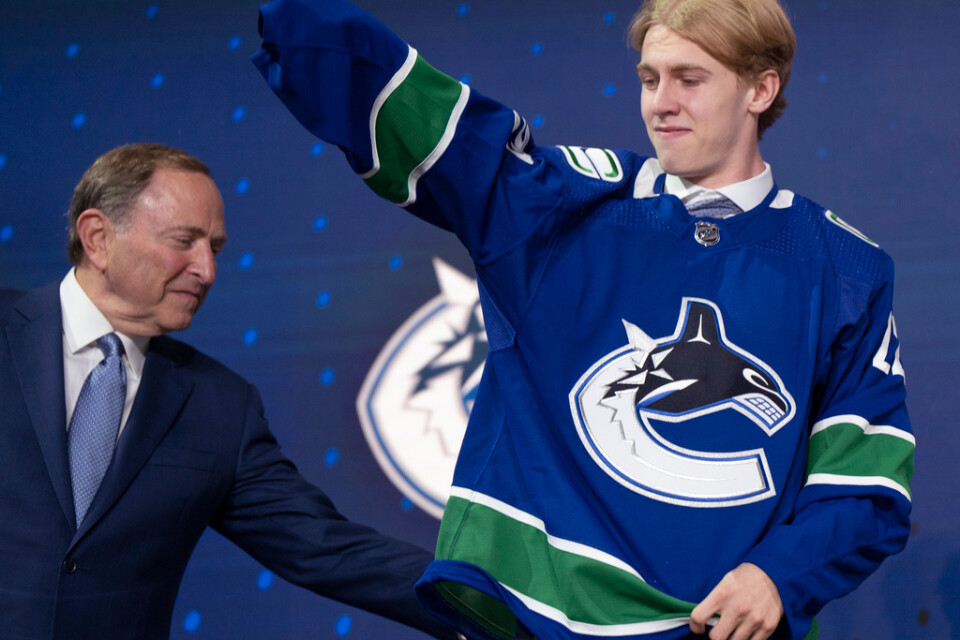 NHL-kommissionären Gary Bettman hjälper Jonathan Lekkerimäki med Vancouver-tröjan under NHL-draften i juli. Arkivbild.