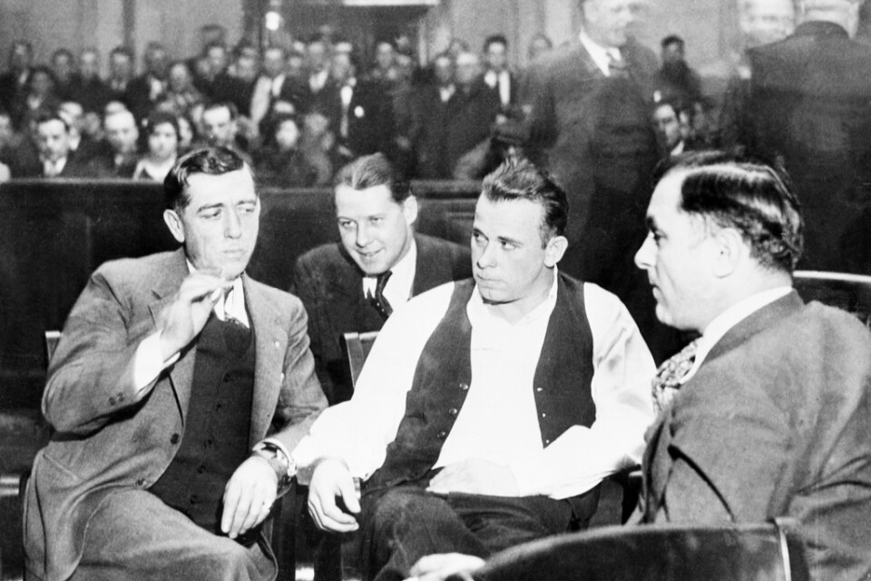 John Dillinger, i väst i mitten, när han stod inför rätta för ett polismord. Arkivbild, tagen den 12 mars 1934.