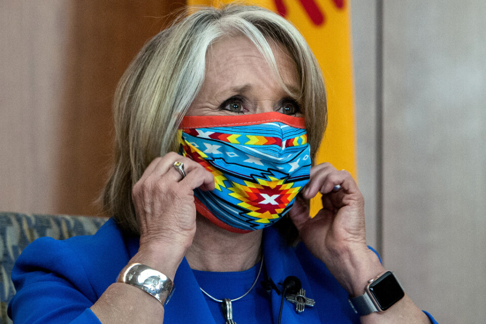 New Mexicos guvernör Michelle Grisham, här med munskydd.