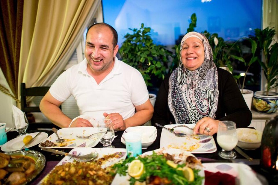 Socialt. "Religionen är det viktigaste, men det sociala kommer inte långt efter", säger Omar Salim om betydelsen av ramadan. Här tillsammans med sin mamma Azhar Hassan.