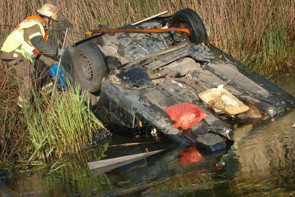 Olycksbilen fick senare lyftas upp med kran.