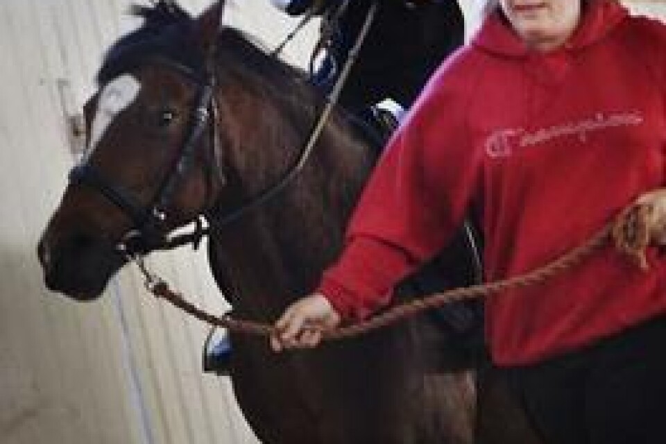 Margareta Lassesson får också motion av att leda Lina Nilsson, 8 år som rider hästen Lajka.