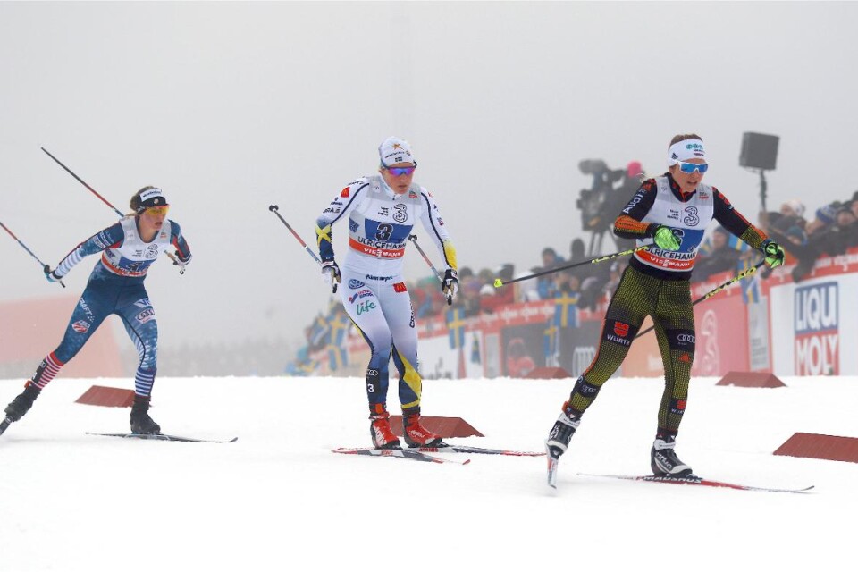Hanna Falk, flankerad av Jessica Diggins, USA, och Sandra Ringwald, Tyskland, på sista stafettsträckan. Foto: Jonas Emtervall