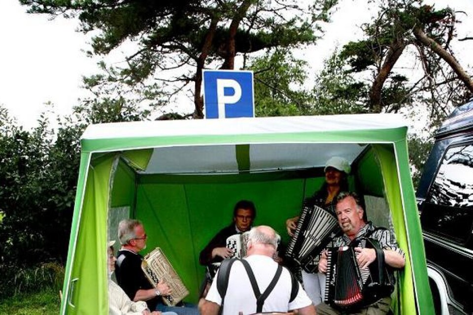 Fem dragspel i ett litet tält. Allt är möjligt under buskspelet på Sveriges sydligaste spelmansstämma, den i Smygehuk. Bild: Albin Brönmark