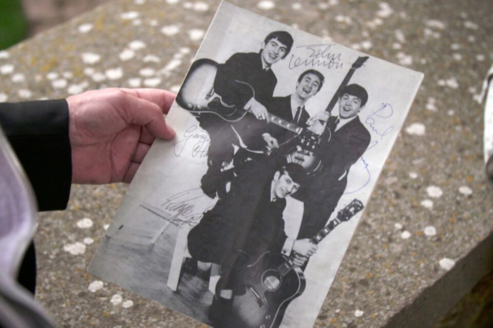 Autografer av medlemmar i Beatles värderas i torsdagskvällens program.