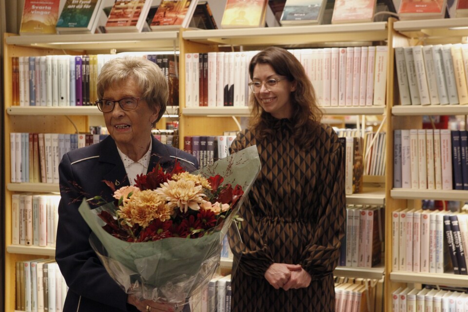 Ulla Borgius fick blommor och diplom av Emma Kindblom, ställföreträdande chef för enheten användarstöd på Myndigheten för tillgängliga medier.