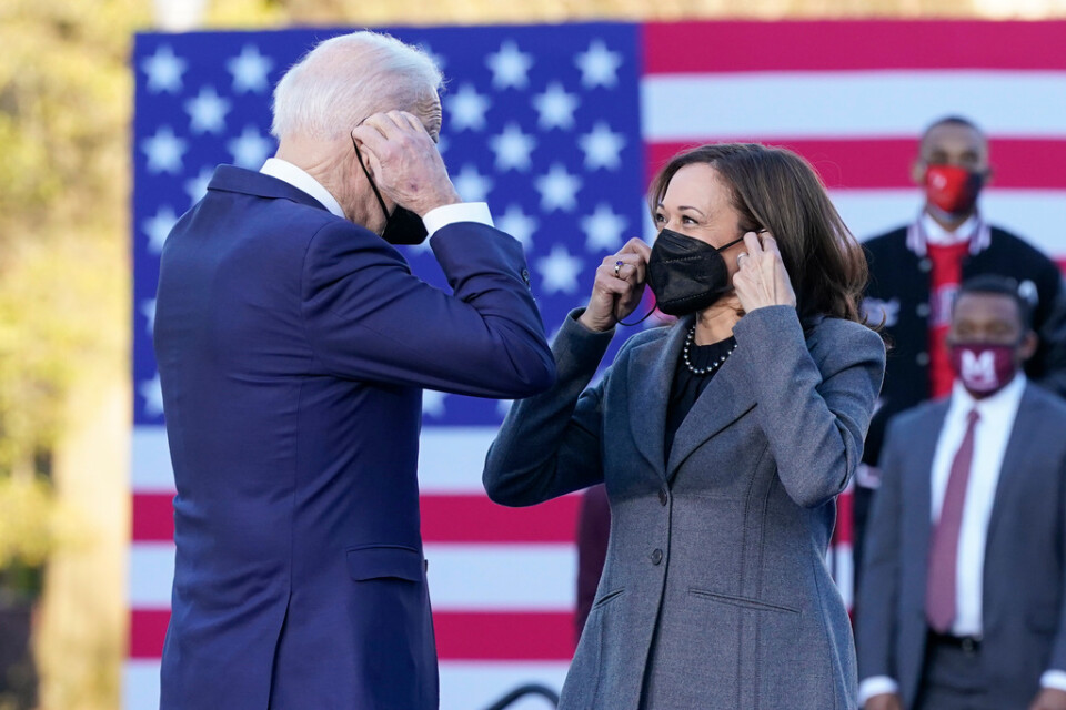 USA:s Joe Biden och vicepresident Kamala Harris fortsätter att hålla ihop.